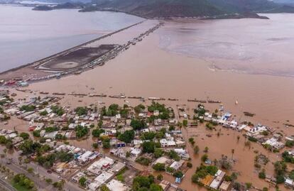 Lluvia incomunica a Sonora: colapsan carreteras y miles de familias están inundadas en Empalme 