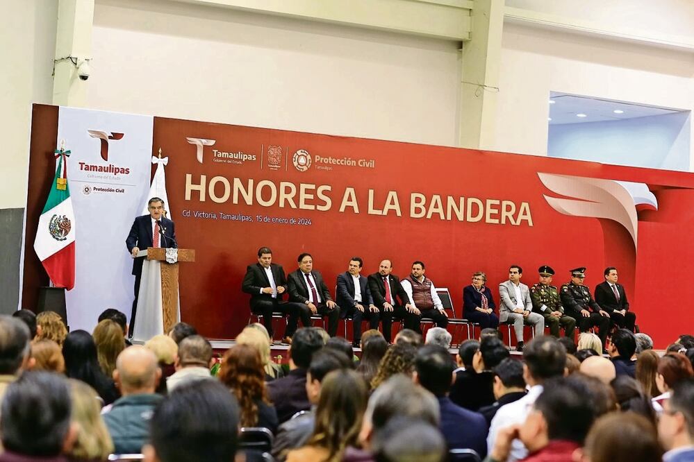 En una ceremonia cívica el gobernador entregó 10 patrullas y dos ambulancias en beneficio de la población.