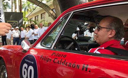 Felipe Calderón maneja un Porsche durante rally en Yucatán