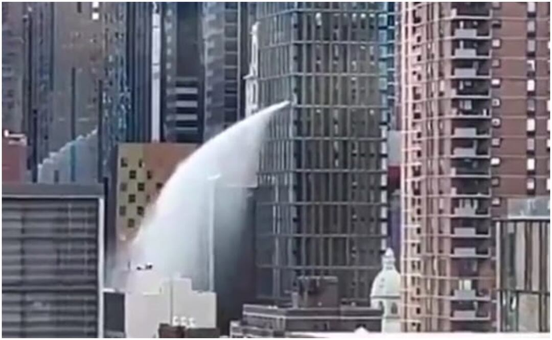 El video que circulaba en redes sociales muestra la cascada de agua saliendo de un costado del edificio, lo que ocasionó inquietud entre transeúntes que pasaban por la zona y los usuarios de redes sociales. Foto: Tomada de video