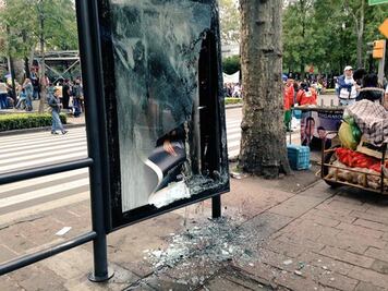 Presuntos anarquistas queman parabús en Reforma