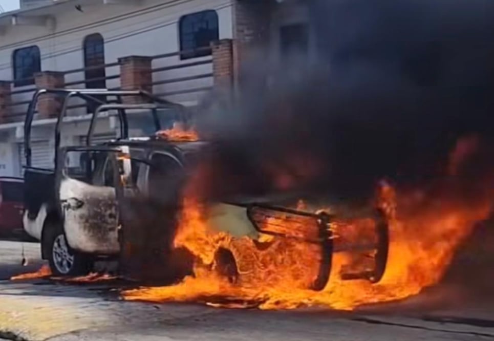 Protesta por construcción de autopista en Hidalgo se torna violenta; vecinos incendian una patrulla. (Foto: especial)