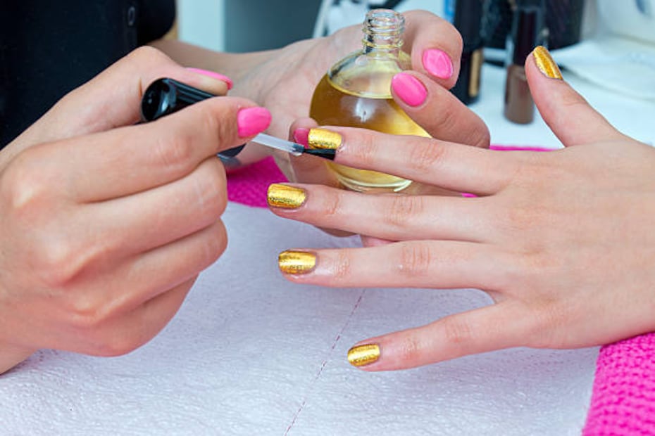 Después de transferir el papel foil en las uñas, sella con esmalte transparente. Foto: Unsplash