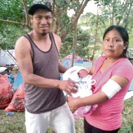 Rosa dio a luz y regresó con su hija a filas de la caravana de los Pies Cansados