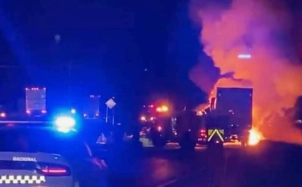 Madrugada violenta en Zacatecas: Grupo armado bloquea e incendia vehículos en carretera