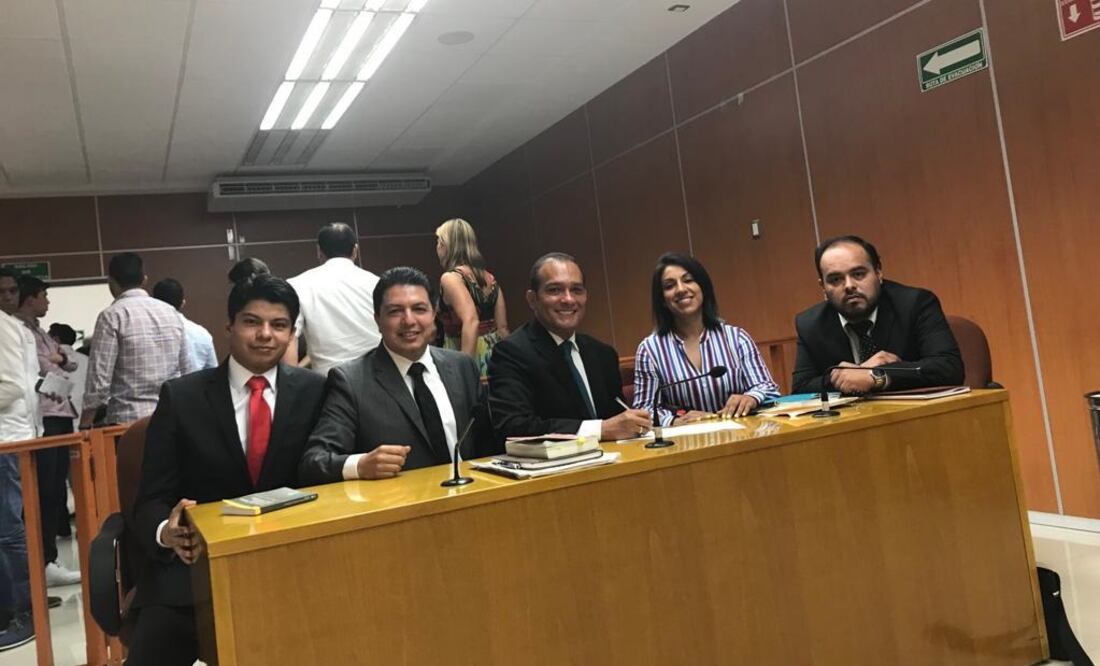 Luis Ángel Bravo, exfiscal General del Estado (centro), acompañado de sus abogados en la sala de juicios orales. Foto: Especial