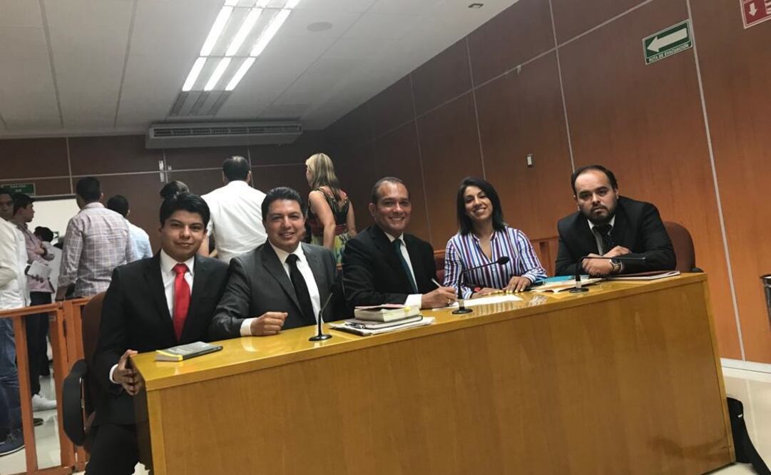 Luis Ángel Bravo, exfiscal General del Estado (centro), acompañado de sus abogados en la sala de juicios orales. Foto: Especial