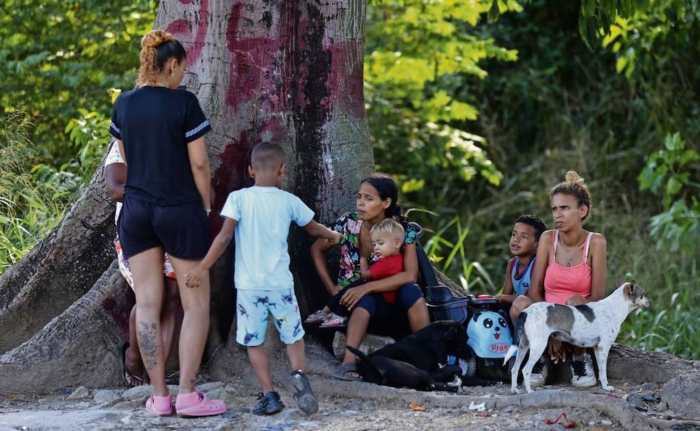 Pariente de los presos políticos esperan afuera del centro penitenciario El Rodeo I, en Caracas. Foto: Ronald Peña R / EFE