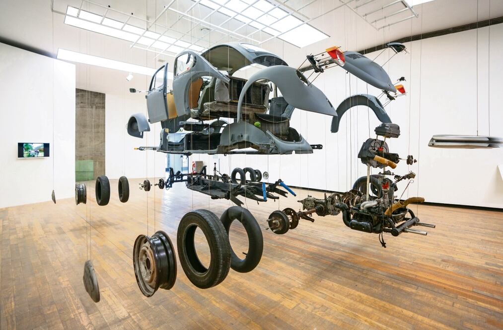 La famosa Cosmic Thing, de Damián Ortega, es un “vocho” desarmado con todos sus componentes suspendido en el aire Foto: Fundación PROA