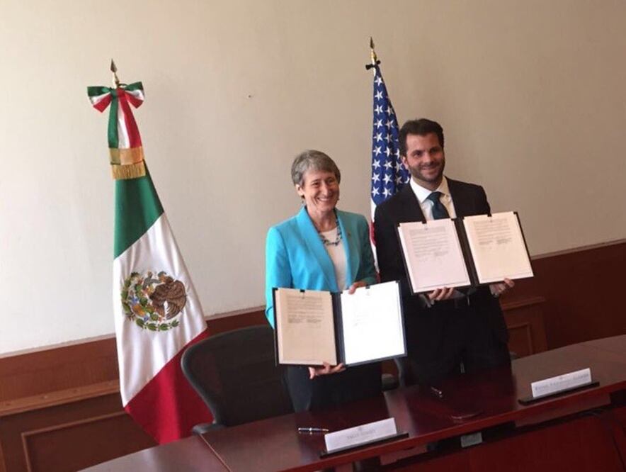 El secretario de Medio Ambiente y Recursos Naturales (Semarnat), Rafael Pacchiano, y la secretaria del Departamento del Interior, Sally Jewell (Foto: Twitter @RafaelPacchiano)