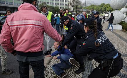 Con acciones violentas, chalecos amarillos vuelven a protestar contra Macron