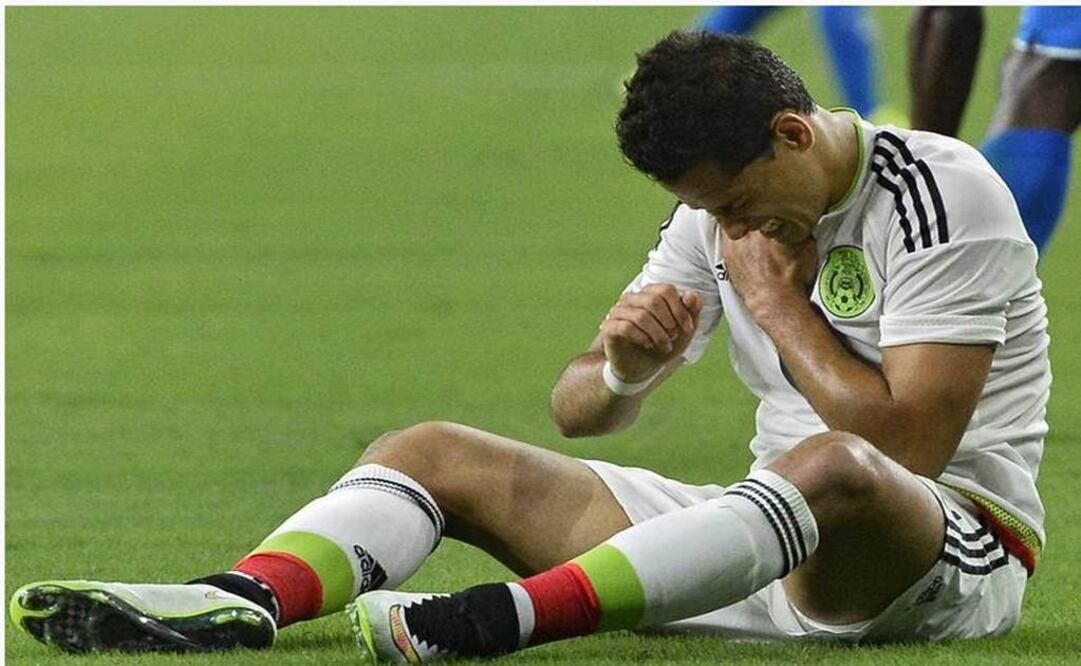 Chicharito was successfully operated this morning after suffering a collarbone fracture. (Photo: EFE )