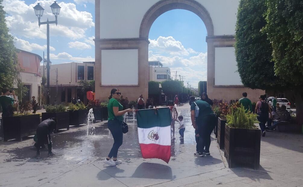 Celebraron el triunfo del Tri en torno de megantallas instaladas en plazas públicas de León, Dolores Hidalgo y Yuriria. | Foto: Xóchitl Álvarez.
