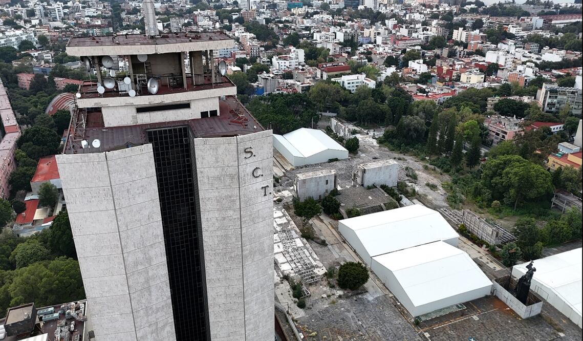 El antiguo Centro SCOP en terrenos de la extinta Secretaría de Comunicaciones y Obras Públicas se encuentra en el abandono desde 2024. Foto: Diego Prado/EL UNIVERSAL