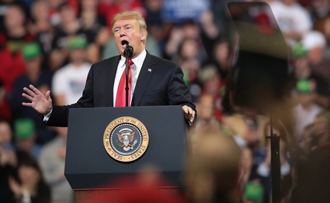 "Recién hablé con el príncipe heredero de Arabia Saudita quien niega totalmente tener conocimiento de lo que pasó en el consulado en Turquía", escribió en Twitter el mandatario. (Foto: AFP)