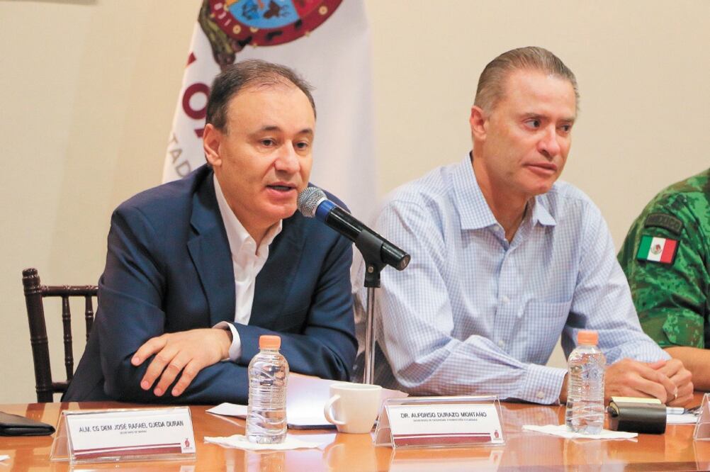 El secretario de Seguridad, Alfonso Durazo (izq.) encabezó ayer la conferencia del gabinete de seguridad en Culiacán, Sinaloa. Foto: IVÁN MEDINA. EFE
