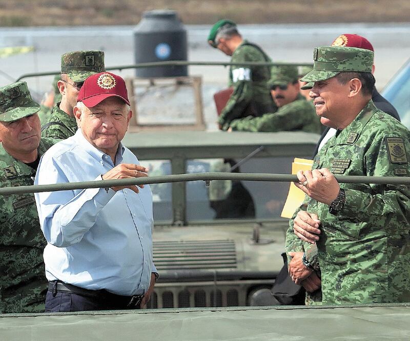 El presidente Andrés Manuel López Obrador, acompañado del secretario de la Defensa Nacional, Luis Cresencio Sandoval, recorrió las nuevas instalaciones de la Industria Militar en el Campo 25-E La Célula, en Puebla. Foto/OMAR CONTRERAS. EL UNIVERSAL