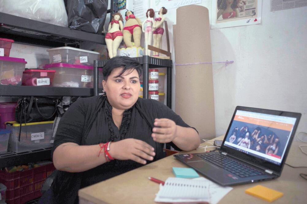 Con sus propios moldes y diseños, Maresly, su madre Merry Ocampo y todo su equipo de trabajo quieren hacerle frente a los estereotipos limitantes. (CUAUHTÉMOC MORENO. EL UNIVERSAL)