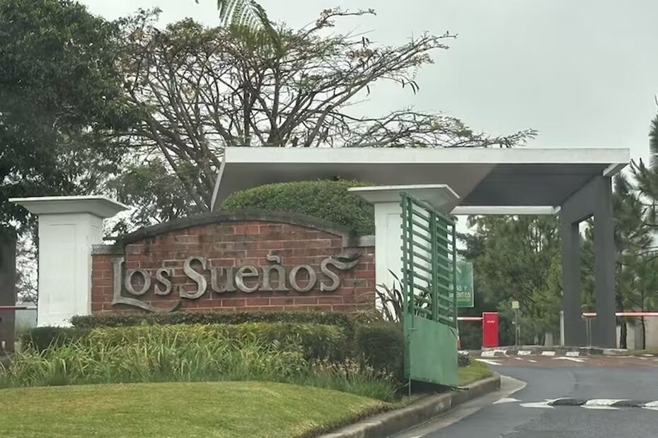 La entrada principal al barrio Los Sueños, donde vive Bukele. Foto: Julieta Nassau - La Nación