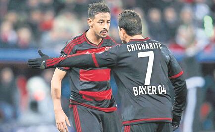 'Chicharito' firma la paz con el alemán Bellarabi 