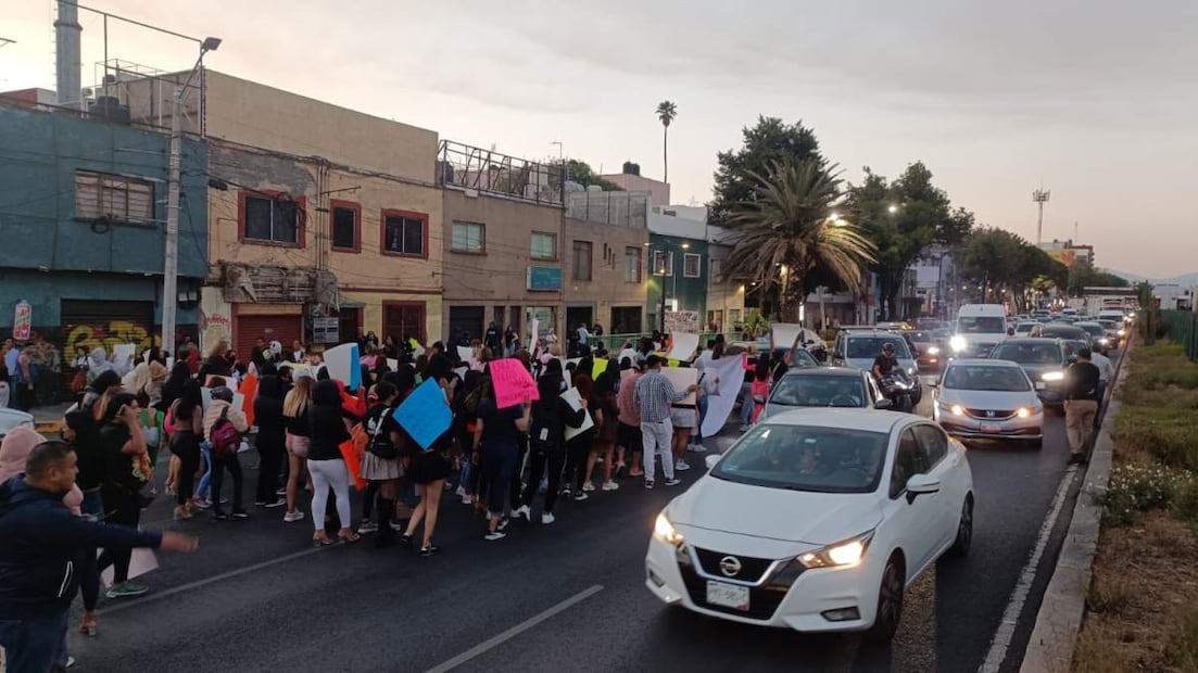 Trabajadoras sexuales bloquean Calzada de Tlalpan en protesta por obras. Foto: Especiales.