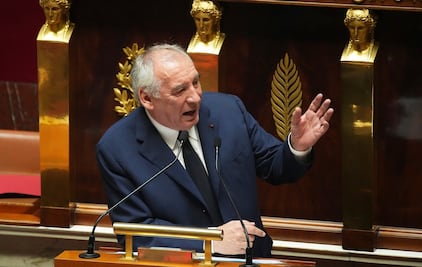 Parlamento francés tumba al primer ministro François Bayrou; presentará su dimisión el martes