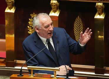 Parlamento francés tumba al primer ministro François Bayrou; presentará su dimisión el martes