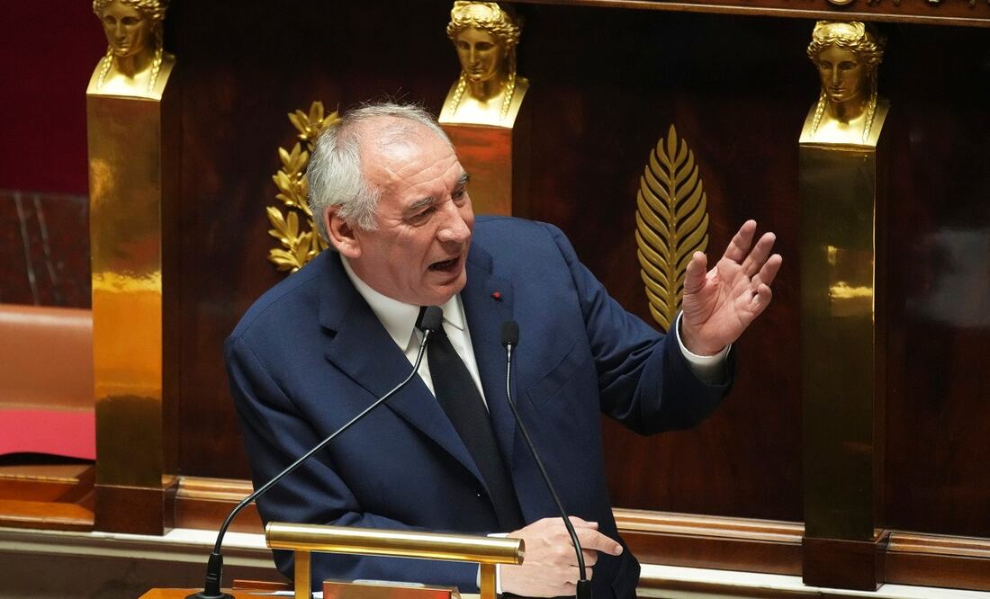 El primer ministro francés, Francois Bayrou, en su discurso a la Asamblea Nacional, previo al voto de confianza al que decidió someterse, en París. FOTO: CHRISTOPHE ENA. AP