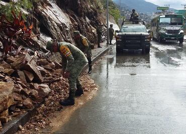 Lluvias causan deslaves carreteros y caída de árboles en Guerrero