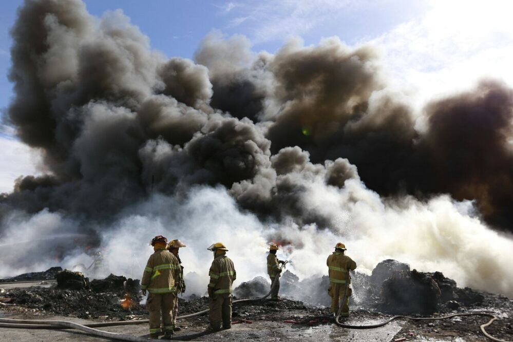 Alrededor de 60 bomberos con el apoyo de la Junta Municipal de Agua y Saneamiento, laboran en el lugar (Foto: tomada de Twitter @MunicipioJuarez)
