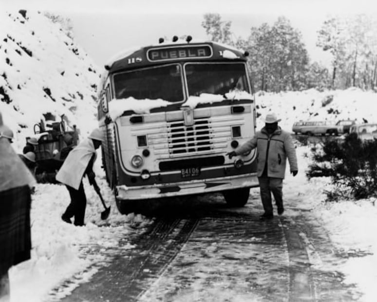 Una balacera y riñas por guerras de bolas de nieve: los estragos que dejó la nevada de la CDMX en 1967