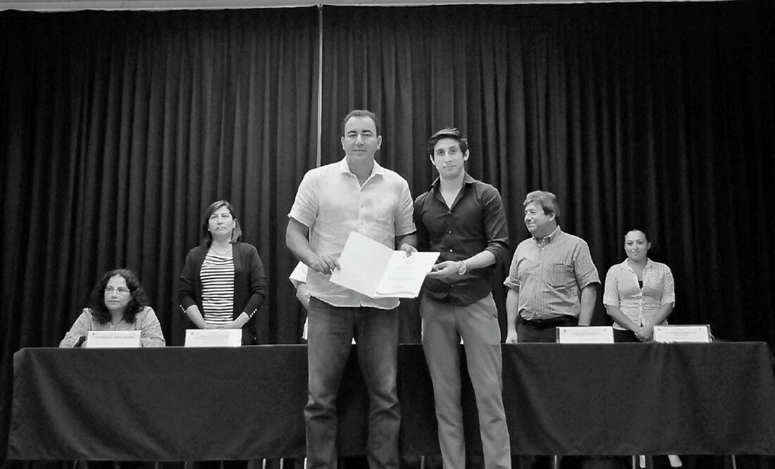 El titular de la Secretaría de Educación y Cultura de Quintana Roo (SEyC), José Alberto Alonso Ovando, entrega su reconocimiento a Jordan Polanco. (Foto: ADRIANA VARILLAS. EL UNIVERSAL)
