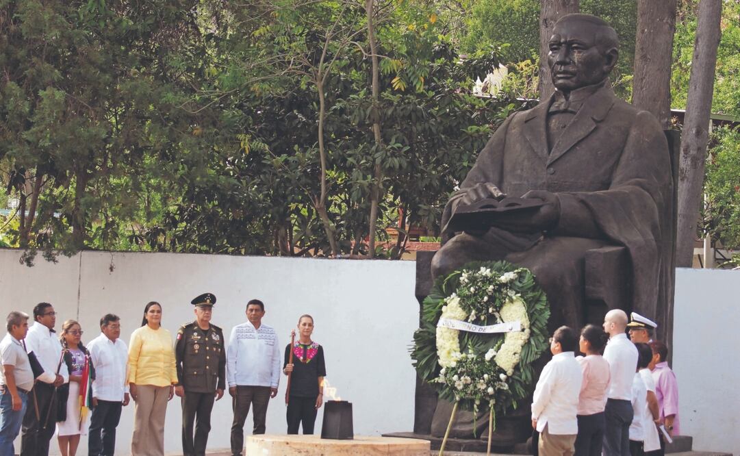 La presidenta Claudia Sheinbaum encabezó en Oaxaca la ceremonia por el 219 aniversario del natalicio de Benito Juárez. Foto: de EDWIN HERNÁNDEZ. EL UNIVERSAL