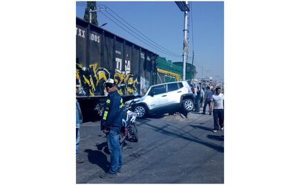 Tren arrastra camioneta que intentó ganarle el paso; hay un herido