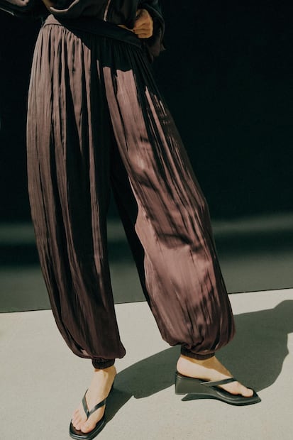 Pantalones bombachos. Foto: Zara
