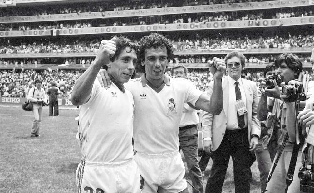 Manuel Negrete y Hugo Sánchez tras el cierre del México vs. Bulgaria. Al minuto 60 cayó el segundo tanto, por un cabezazo de Raúl Servín. Foto: Archivo EL UNIVERSAL.