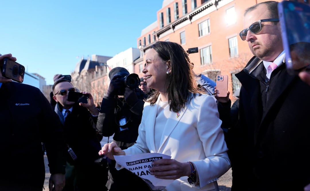La líder opositora venezolana María Corina Machado saluda a sus simpatizantes en la Avenida Pensilvania, cerca de la Casa Blanca, tras reunirse con el presidente Donald Trump el jueves 15 de enero de 2026 en Washington. Foto: AP