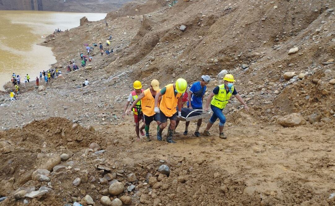 Rescatistas trasladan un cuerpo tras el deslizamiento de tierra en una mina de jade en Birmania. Foto: Xinhua