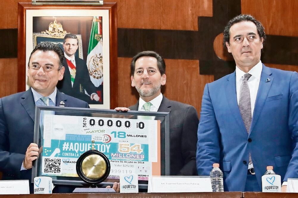 Rafael Avante, de Segob; Eugenio Garza, director de Lotenal, y Arturo Elías Beltrán, de la PGR, ayer al presentar el billete. (IRVIN OLIVARES. EL UNIVERSAL)