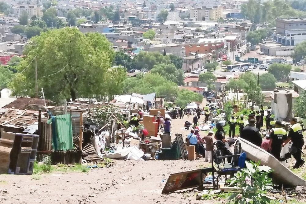 Las familias optaron por sacar sus cosas de manera pacífica de las casas que habían levantado con diferentes materiales como cartón y madera. (MANUEL BARRERA. EL UNIVERSAL)