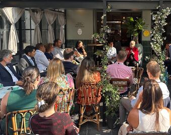 Compromisos en la superficie, urgencias en el fondo 