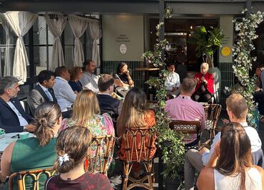 Compromisos en la superficie, urgencias en el fondo