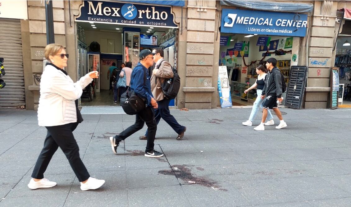 Los charcos de sangre en el asfalto aún pueden observarse mientras la gente camina realiza compras en los diversos negocios de la zona, solo algunos voltean abajo con curiosidad, toman alguna foto y siguen su camino.. Foto: Brenda Martínez/EL UNIVERSAL