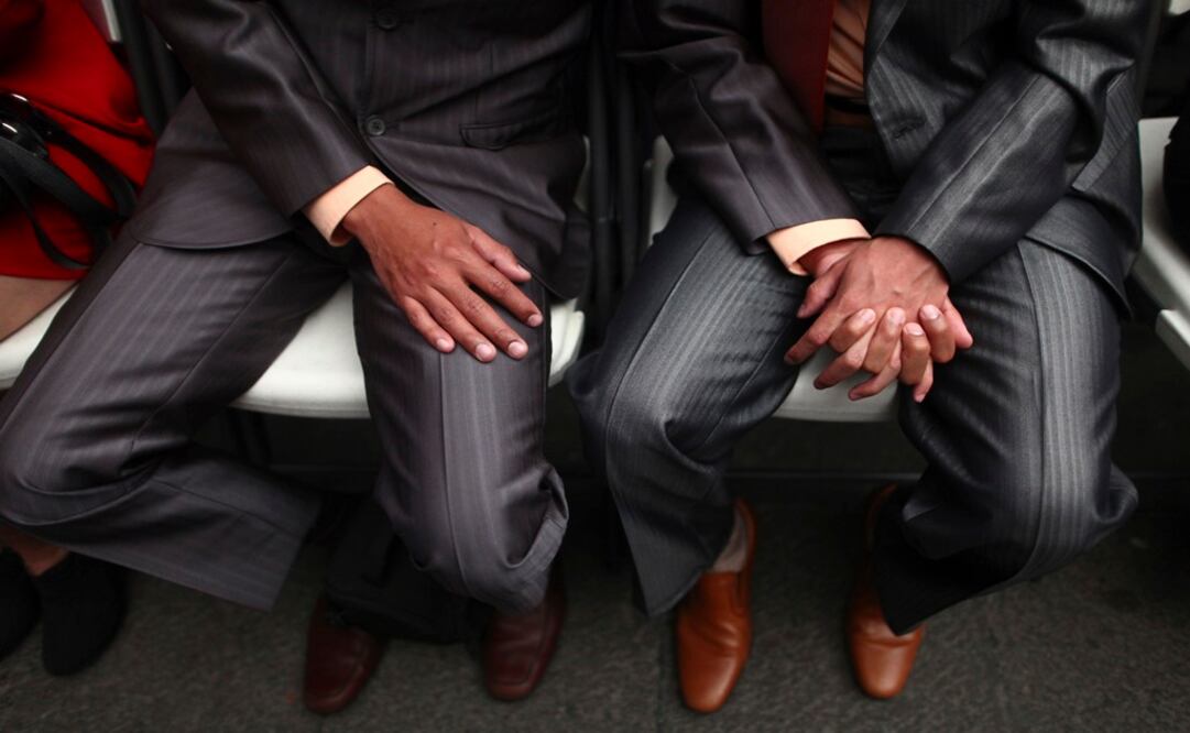 Una pareja se toma de la mano durante una boda masiva en la ciudad de México - Foto: Edgard Garrido / REUTERS