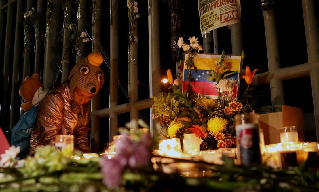 Un niño migrante frente a la reja de la Estancia Provisional Migratoria de Ciudad Juárez, Chihuahua, en donde un incendio dejó 38 muertos