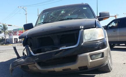 Causa accidente al intentar ganar paso al tren