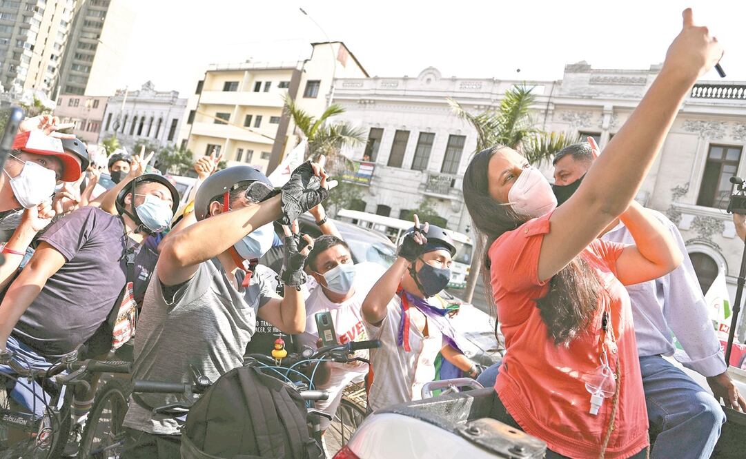 Verónika Mendoza, candidata a la presidencia peruana, con seguidores en Lima el pasado 6 de abril. Foto: Martin Mejia. AP