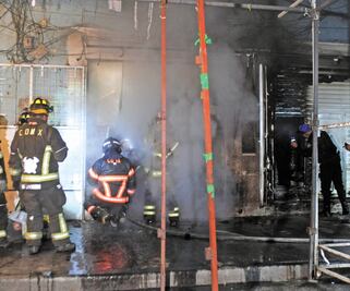 Se incendian bodegas con ropa en Tepito