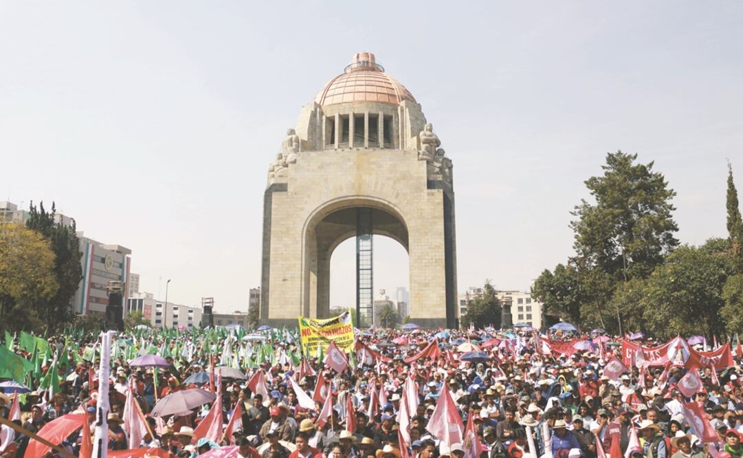 Alrededor de 15 mil manifestantes procedentes de 23 estados del país se reunieron a las 9:00 horas en el Monumento a la Revolución y marcharon hacia la embajada de Estados Unidos. (ALEJANDRA LEYVA. EL UNIVERSAL)