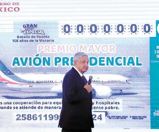 AMLO presenta cachito para rifa de avión 